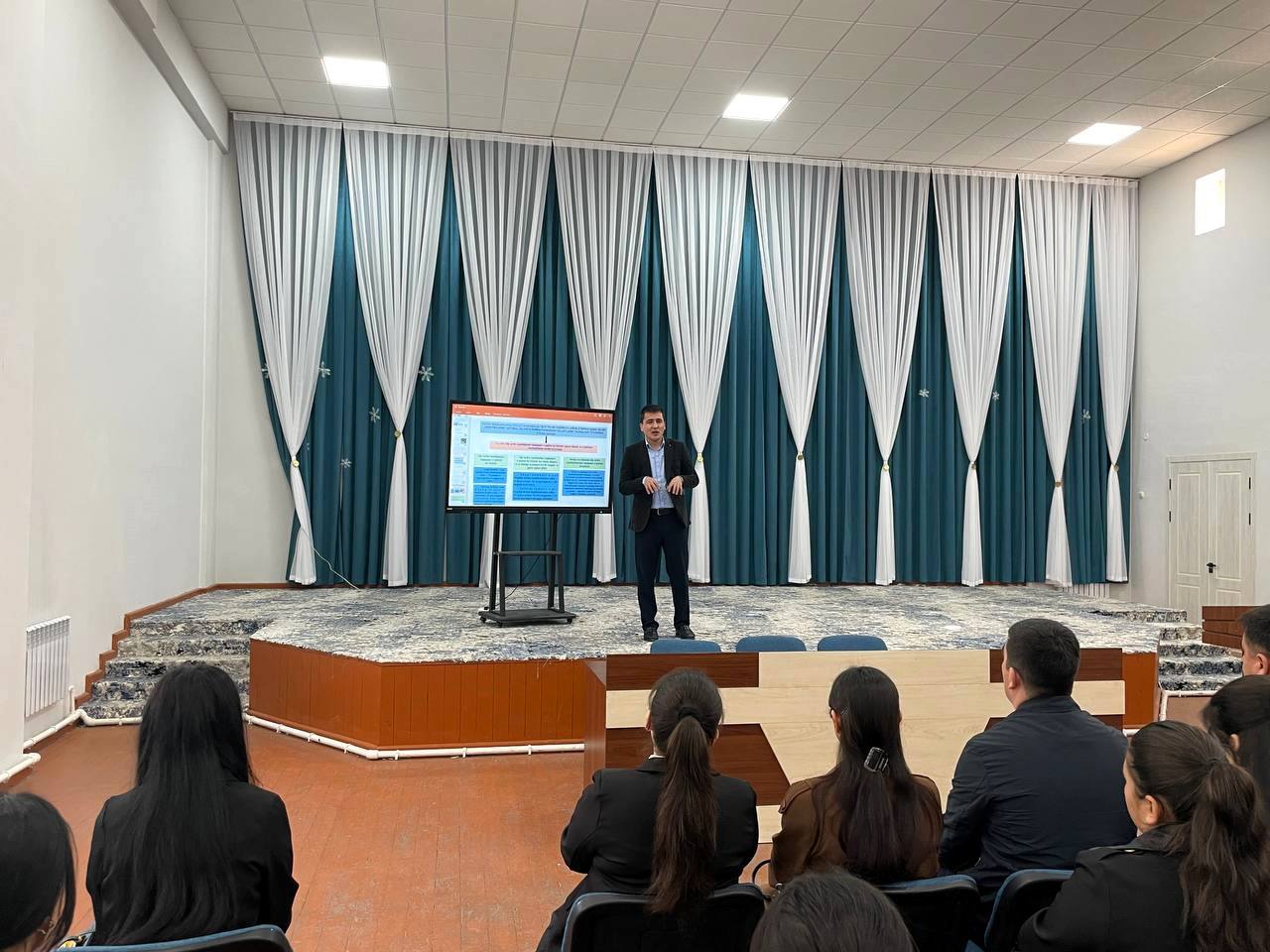 Tabiiy fanlar hamda aniq va amaliy fanlar fakultetlarida ta’lim jarayonini samarali tashkil etishga bag‘ishlangan seminar o‘tkazildi.