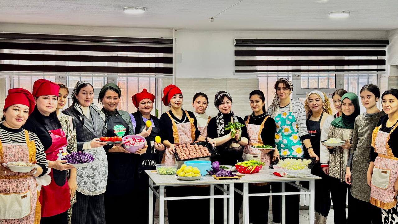 Rus tili va adabiyoti kafedrasi professor-o‘qituvchilari hamda 4-son TTJda istiqomat qiluvchi talabalar tomonidan “Uy-ro‘zg‘or maktabi” to‘garagining navbatdagi mashg‘uloti o‘tkazildi.