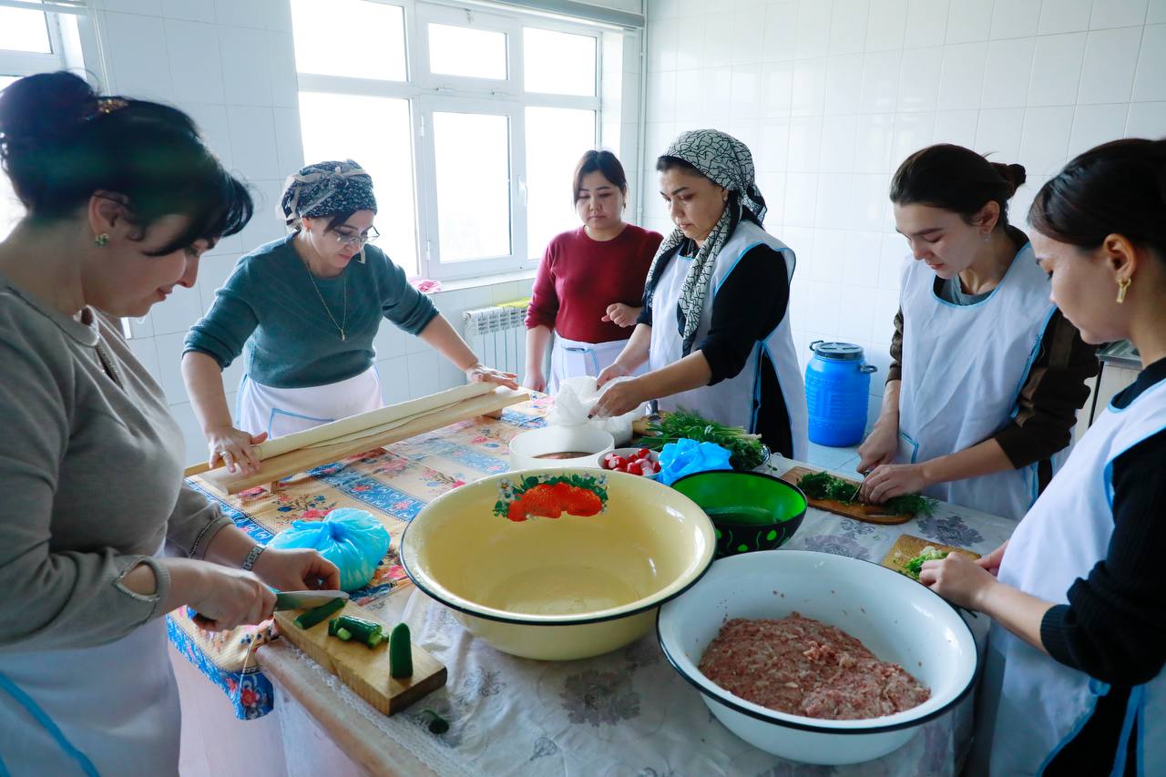 O‘zbek tili va adabiyoti kafedrasi professor-o‘qituvchilari hamda 1-son TTJda istiqomat qiluvchi talabalar tomonidan “Uy-ro‘zg‘or maktabi” to‘garagining navbatdagi mashg‘uloti o‘tkazildi.