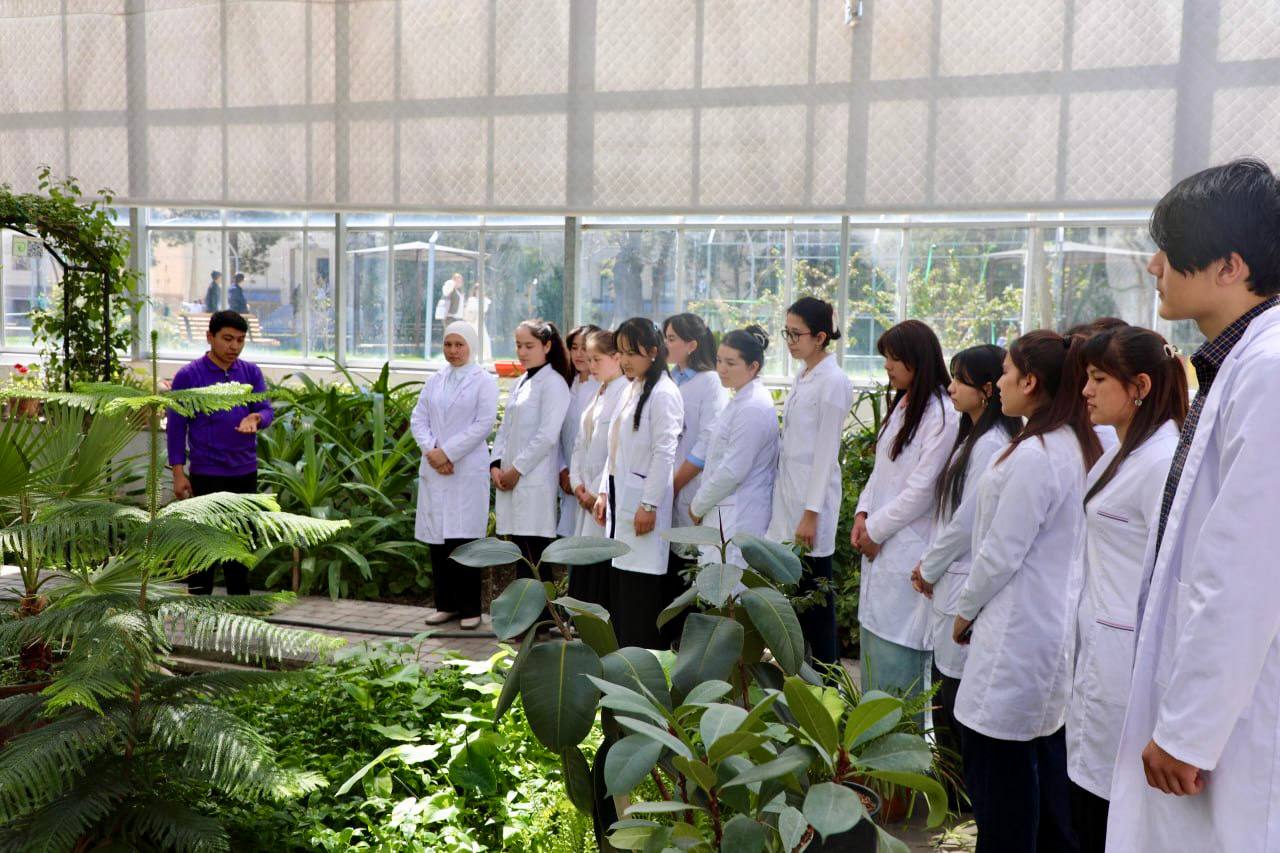 Студенты 1 курса направления «Биология» Самаркандского государственного педагогического института в рамках предмета «Ботаника» организовали экскурсию в оранжерею Биохимического института Самаркандского государственного университета.