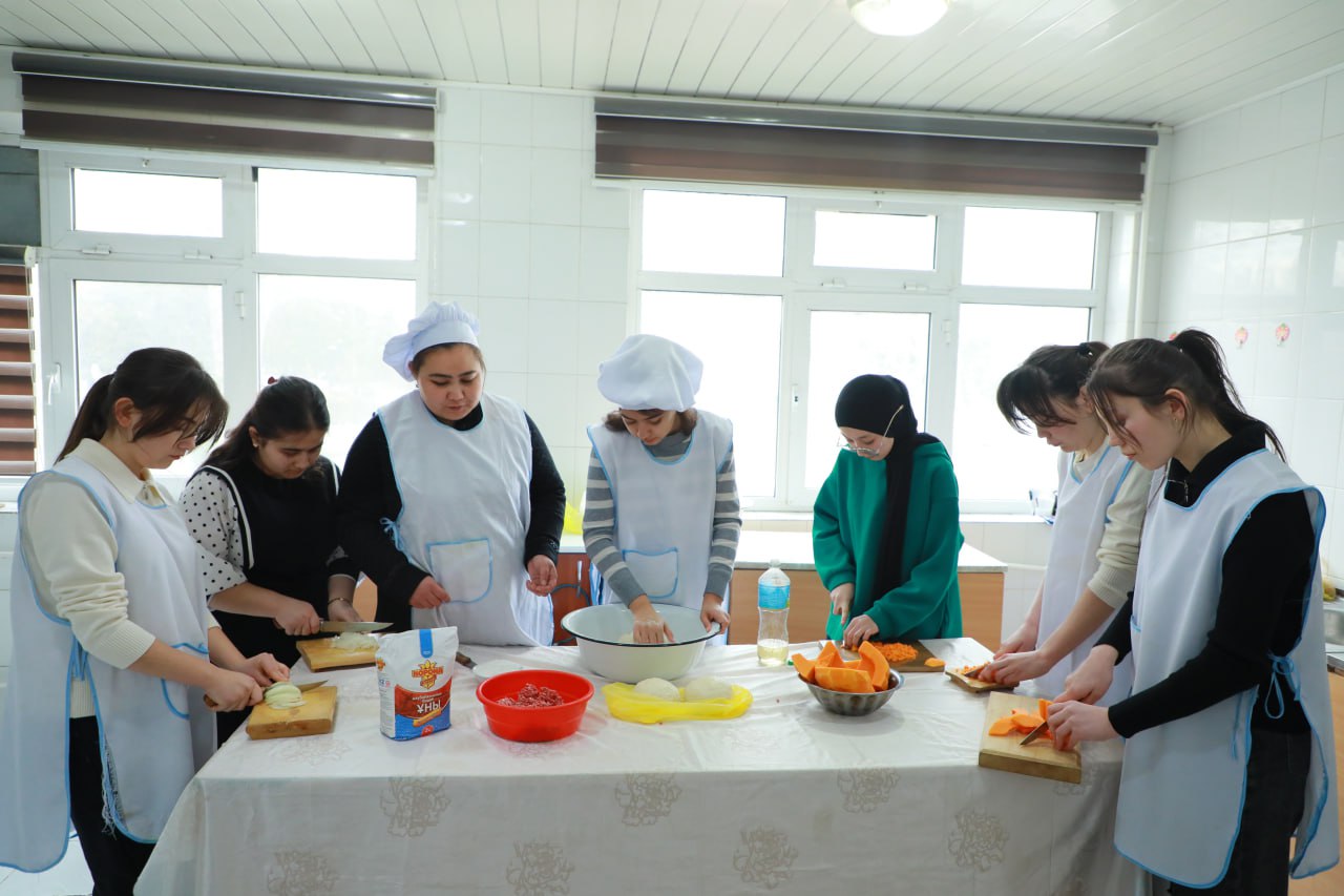 Matematika kafedrasi professor-o‘qituvchilari hamda 1-son TTJda istiqomat qiluvchi talabalar tomonidan “Uy-ro‘zg‘or maktabi” to‘garagining navbatdagi mashg‘uloti o‘tkazildi.