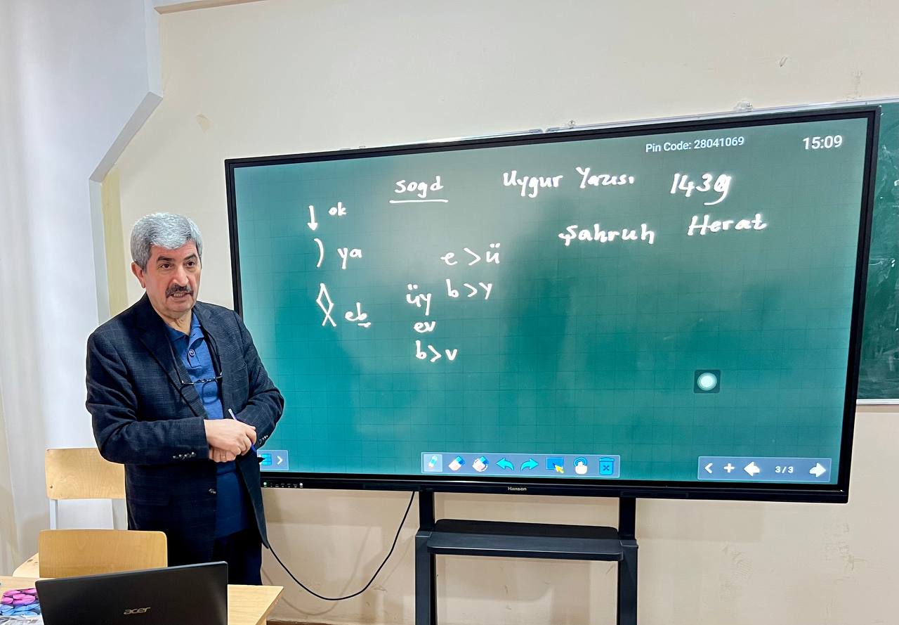 Samarqand davlat pedagogika instituti o‘zbek tili va adabiyoti kafedrasining xorijlik mutaxassisi, Istanbul Kültür universiteti professori Vahit TÜRK tomonidan talabalar uchun “Turkiy tillarning qiyosiy-tarixiy grammatikasi” fanidan dars mashg‘ulotlari ta