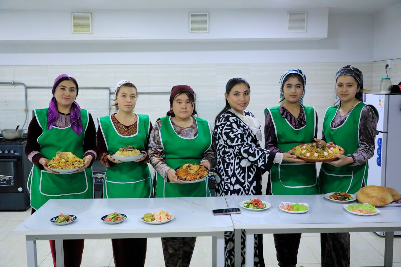 Talaba qizlar o‘rtasida “Osh tayyorlash” tanlovi o‘tkazildi