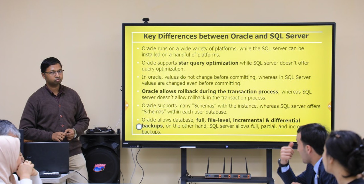 Hindistonlik professor Oʻzbekiston-Finlandiya pedagogika instituti magistrantlariga dars oʻtdi