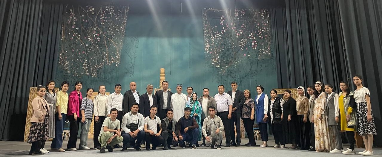 Teatr bu - ibratxona